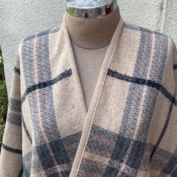 Neiman Marcus beautiful Ruana Cape/Shawl. This is so beautiful & chic - Picture 2 of 10